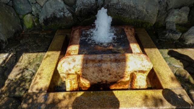 万石の名水「幸福の泉」　自噴水